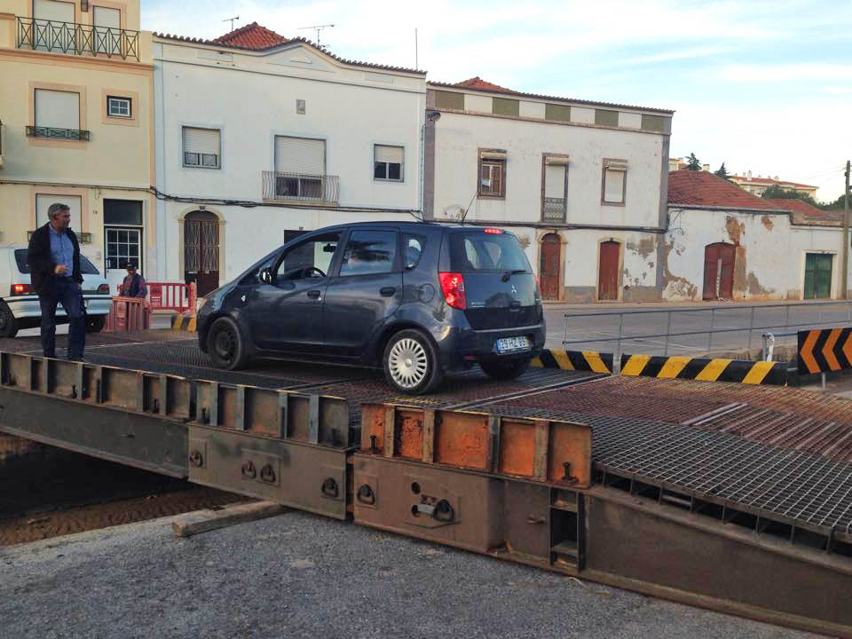 Sul Informação - Ponte militar na Baixa de Ferragudo já abriu ao trânsito