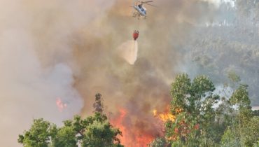 Helicóptero a combater incêndio