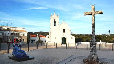 Querença|Projeto Querença|Os estagiários da primeira fase do Projeto Querença|João Ministro mostra um dos terrenos da bolsa de terras do Projeto Querença