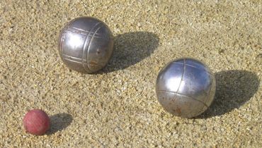 Playing jeu de boules